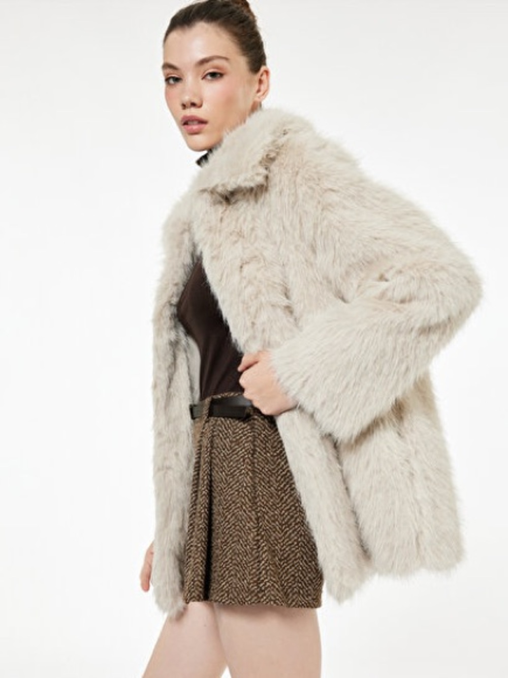 Women's Faux Fur Coat in Light Beige - Elegant Winter Jacket